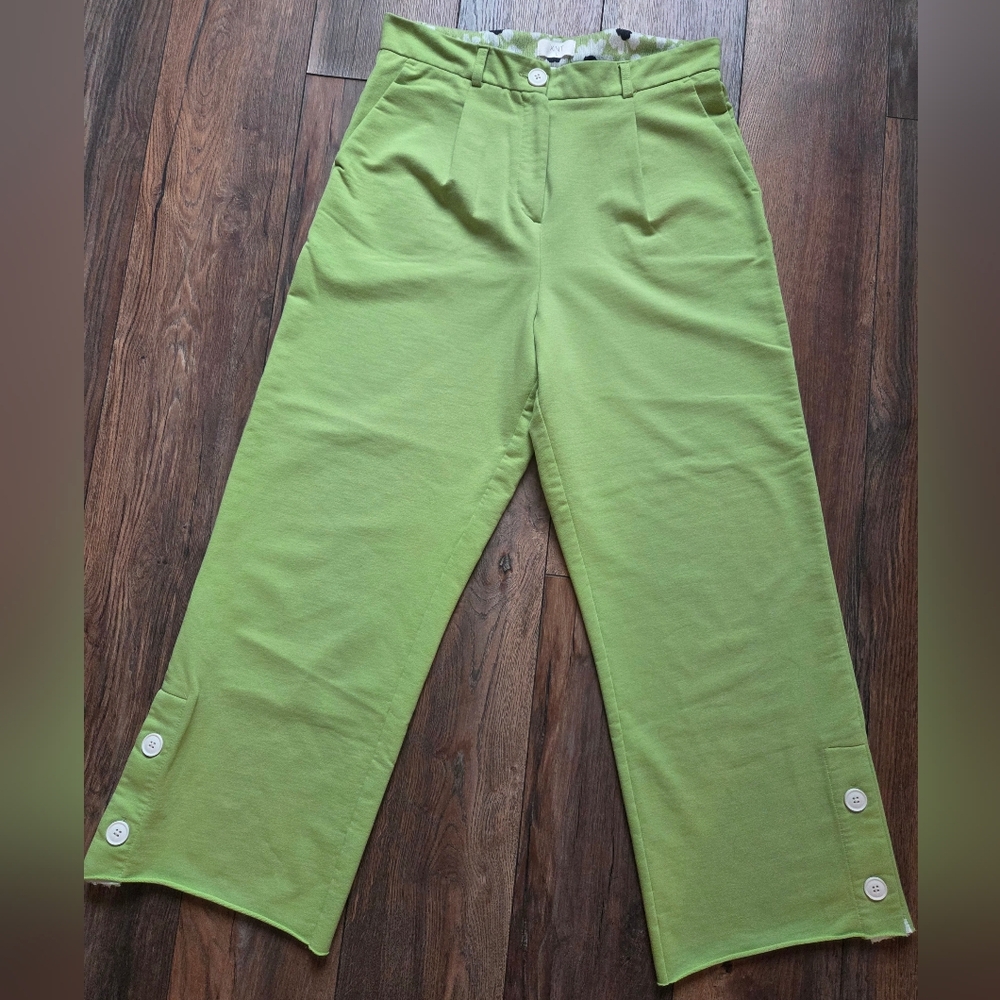 High Waist Top Pleats Wide-Leg Crop Pants with Raw Hem Button Detail